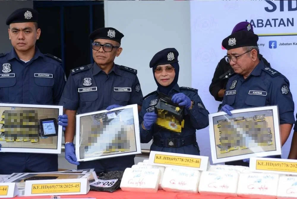 Siti menunjukkan bungkusan kopi yang digunakan untuk menyorokkan dadah.
Foto: MOHD HALIM ABDUL WAHID