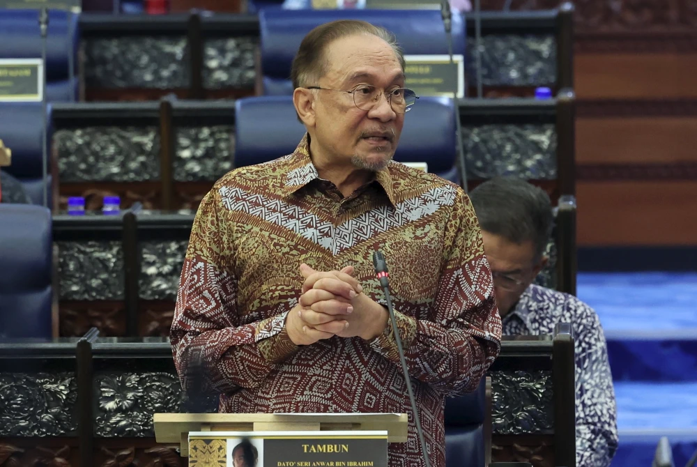 Anwar bercakap pada Mesyuarat Ketiga Penggal Ketiga, Parlimen ke-15 Dewan Rakyat di Bangunan Parlimen pada Khamis. Foto Bernama
