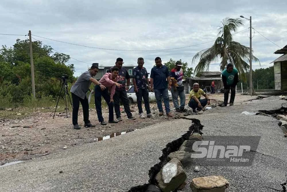 Kejadian air pasang besar setinggi tiga meter awal pagi Rabu menyebabkan jalan di Kampung Kuala Lukut Chuah rosak teruk.