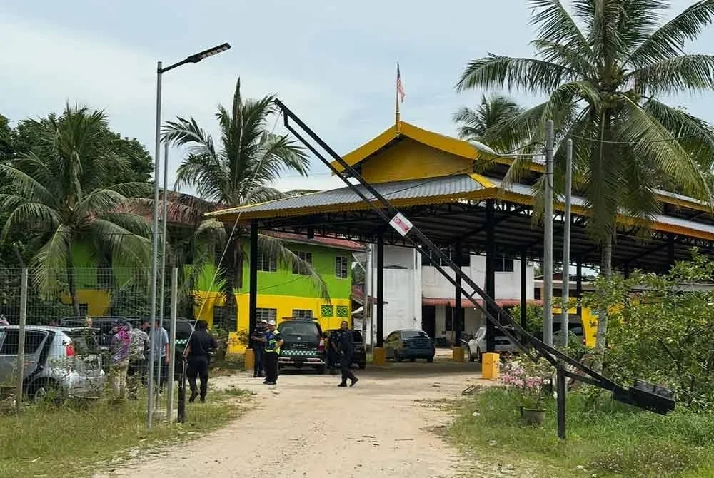 Kumpulan penguat kuasa yang tiba di pondok di Tumpat.