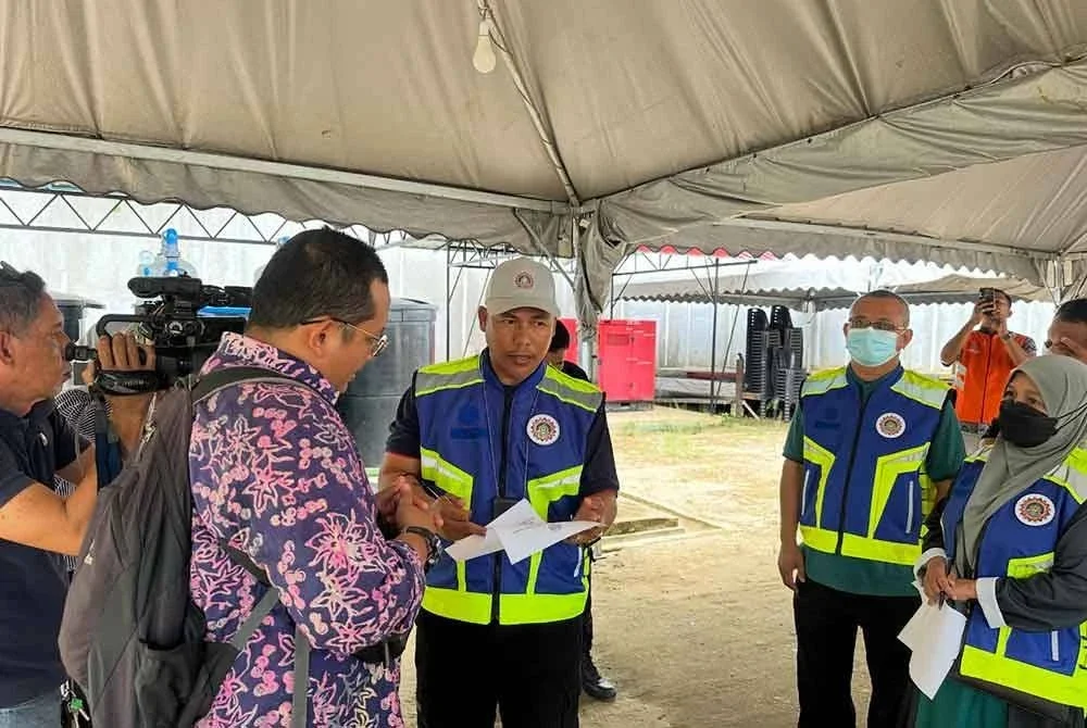 Pihak berkuasa Jaheaik menyerahkan notis penutupan sementara kepada wakil pondok.