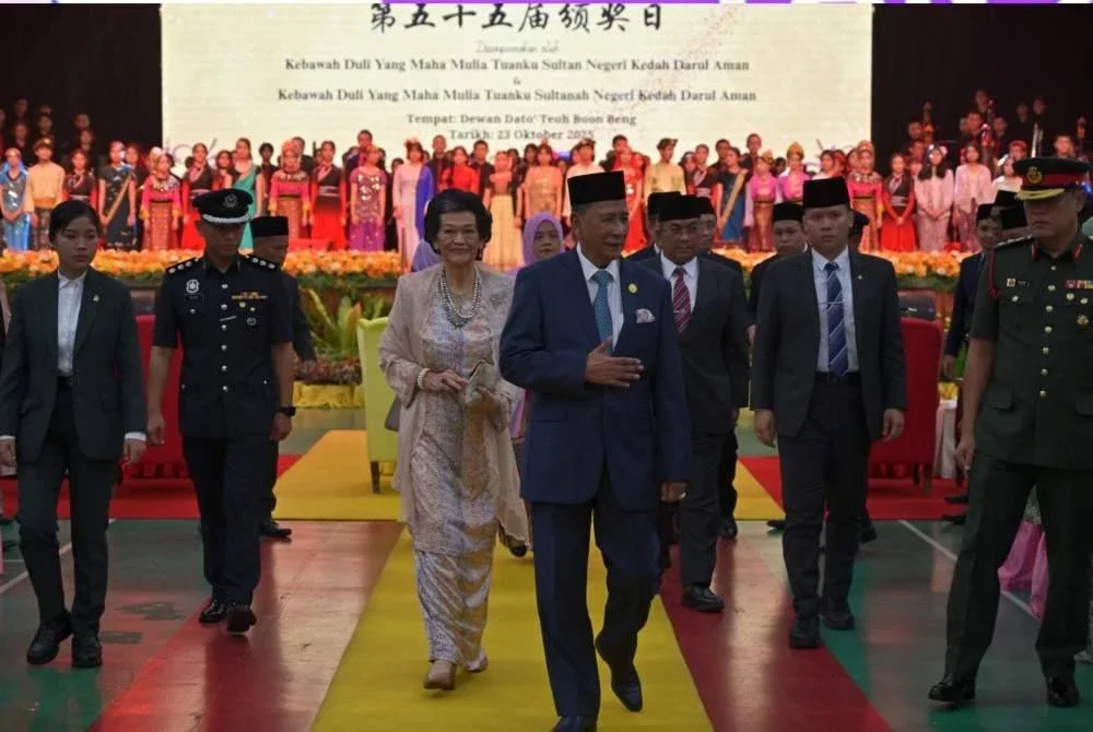 Sultan Sallehuddin dan Sultanah Maliha berkenan berangkat ke Hari Anugerah Cemerlang Sekolah Menengah Kebangsaan Keat Hwa kali ke-55 di Alor Setar pada Khamis.