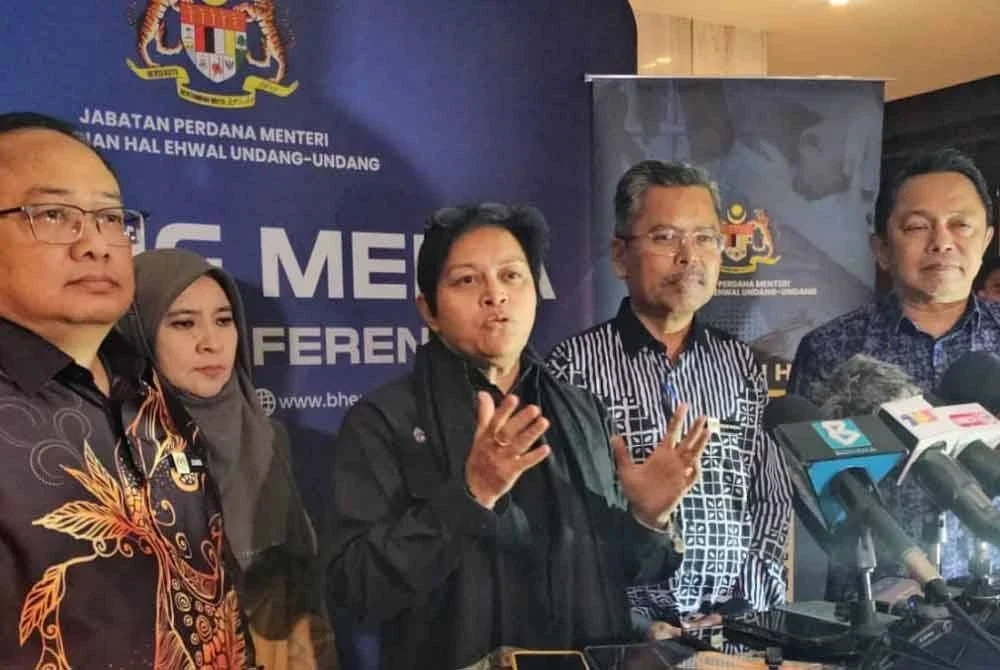 Azalina (tengah) ketika ditemui pemberita selepas menghadiri sesi Town Hall Antibuli: #GenerasiTanpaBuli Peringkat Sabah di Kota Kinabalu pada Khamis.