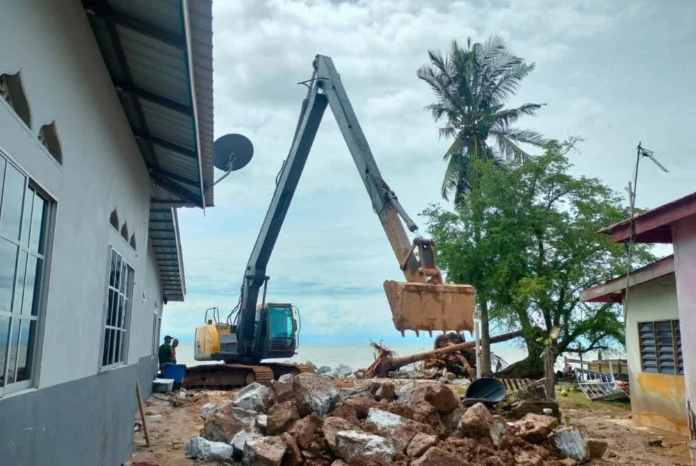 Kerja-kerja meletakkan batu dibuat bagi mengurangkan hakisan di Kampung Huma, Tanjung Dawai.