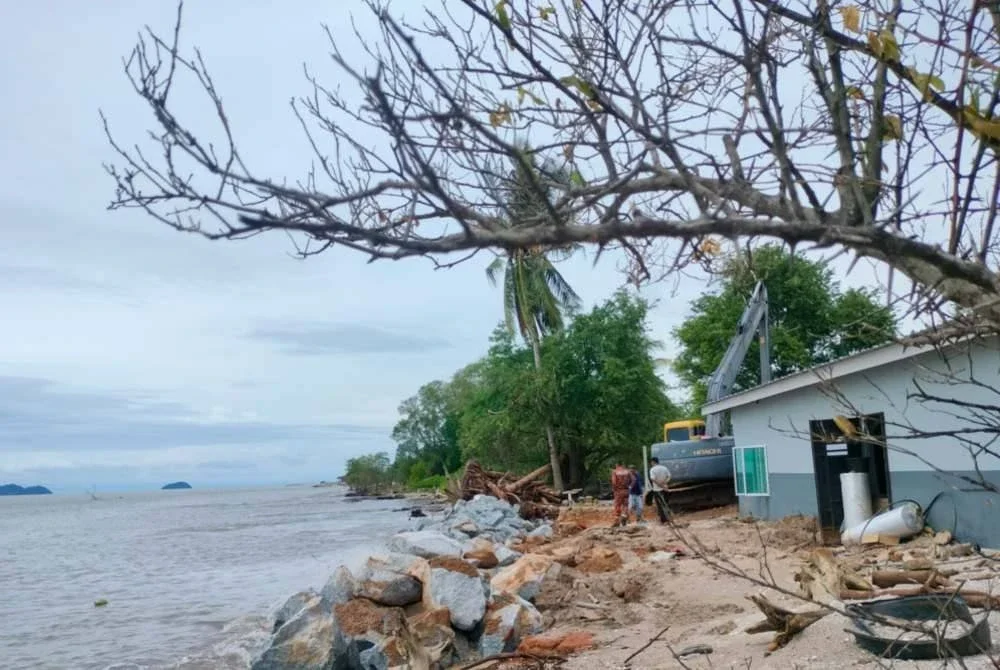 Hakisan menyebabkan hutan paya bakau belakang rumah Roshidee 'lesap' dan rumahnya hanya 20 meter dari laut.