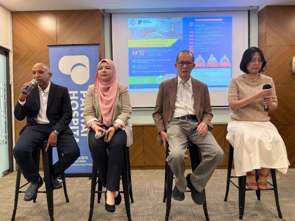 (Dari kiri:: Dr Muventhiran, Dr Siti Hajar, Dr Kin Seng, Dr Jie Yi ketika sesi soal jawab Ask Lung Specialists.