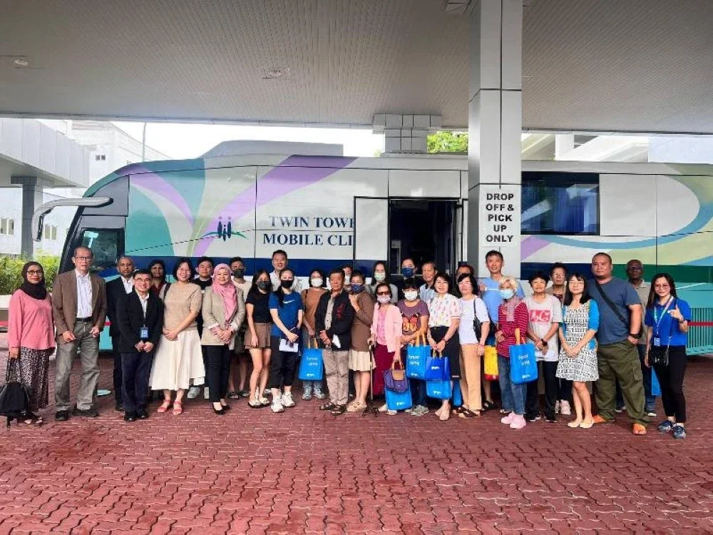 Kumpulan peserta bersama warga Pantai Hospital Melaka dan Lung Cancer Network Malaysia yang hadir pada Forum Awam Kanser Paru-Paru.