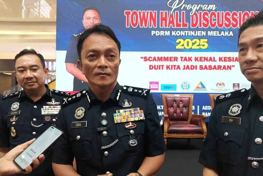 Dzulkhairi (tengah) ketika ditemui pada program Sesi Dialog: Scammer Tidak Mengenal Mangsa, Duit Kita Jadi Sasaran di sebuah pasar raya di Peringgit, Melaka pada Khamis.