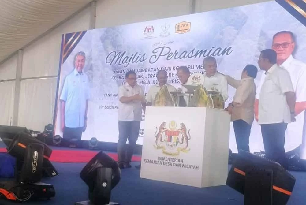 Ahmad Zahid (tiga dari kanan) ketika hadir pada majlis berkenaan di Lipis pada Khamis.