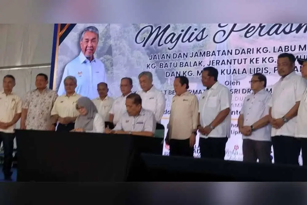 Majlis penyerahan dokumen yang disaksikan oleh Ahmad Zahid (berdiri, tengah).