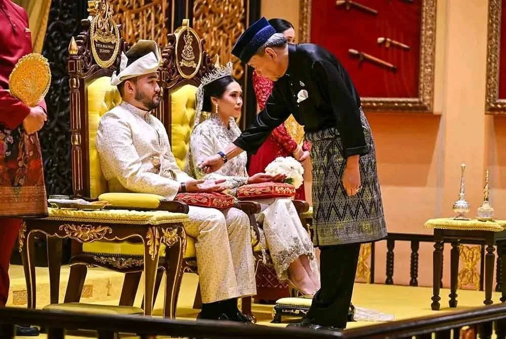 Sultan Selangor melakukan upacara merenjis Tengku Amir dan pasangannya di Balairung Seri, Istana Alam Shah pada malam Rabu.