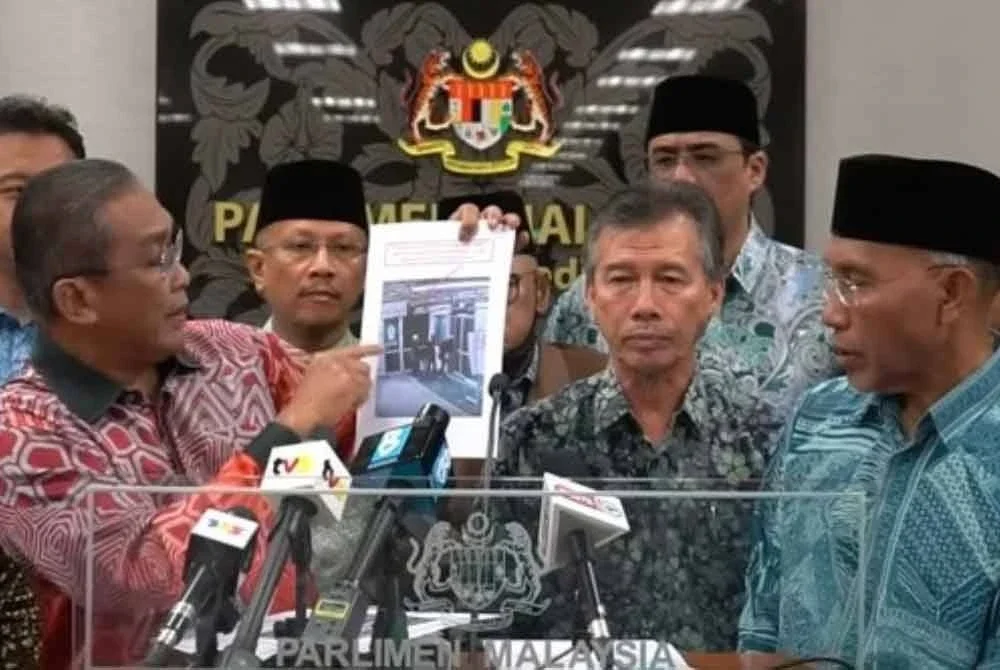 Takiyuddin menunjukkan rakaman pergerakan beberapa individu yang didakwa mencurigakan di Masjid Rusila, Marang.