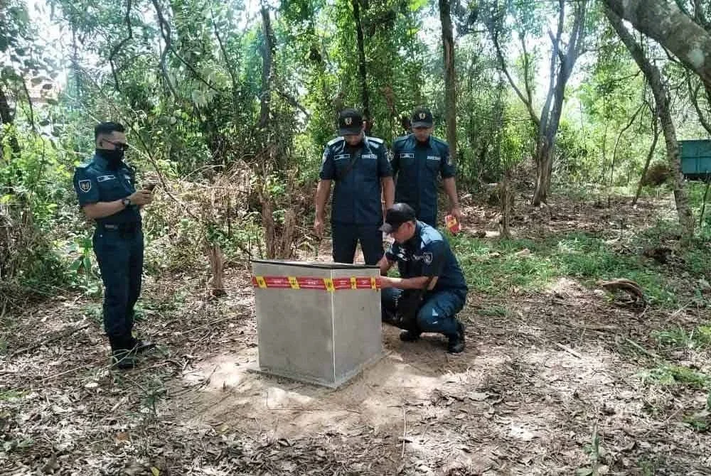 Penguat kuasa MBS memasang notis sita pada batu tugu yang dibina di Bandar Tasik Senangin. Foto Mohd Asna