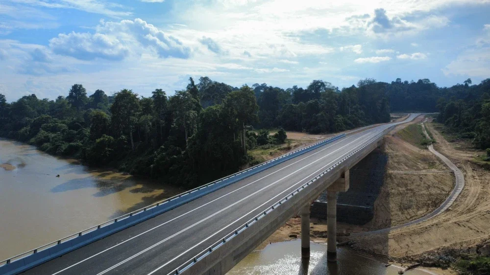 Dengan adanya laluan baharu, jarak perjalanan yang dahulunya sejauh 60km dan memakan masa hampir sejam kini hanya mengambil masa 15 minit dengan jarak 17km.