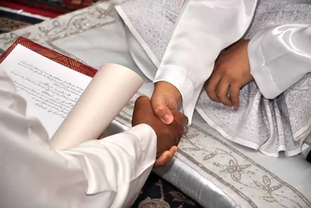 PENTING bagi setiap pasangan mempersiapkan diri dengan ilmu dan kemahiran yang betul dalam menguruskan komunikasi serta konflik. -Gambar hiasan/ Foto: 123RF