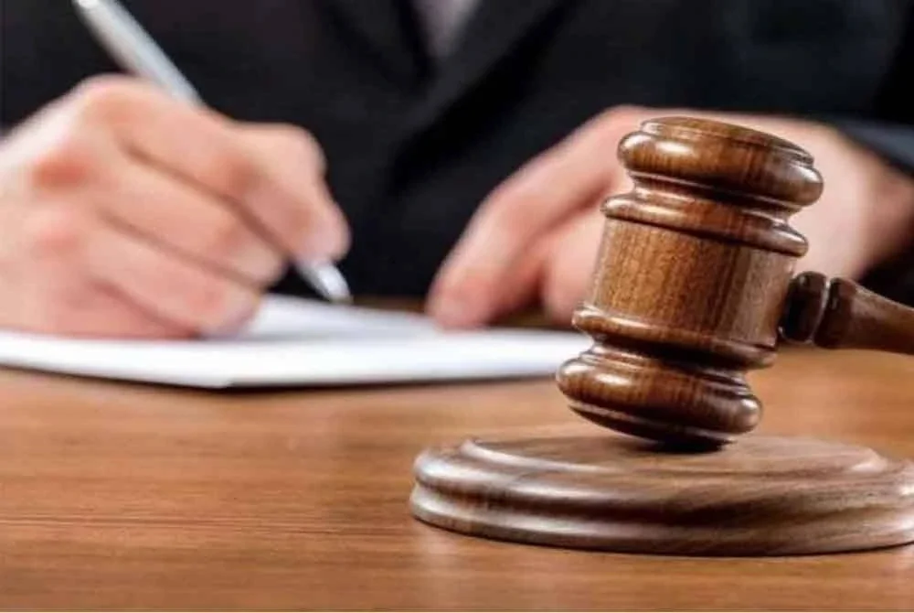 Seorang pegawai bank didakwa lagi di Mahkamah Sesyen Shah Alam pada Khamis atas 104 pertuduhan menerima rasuah berjumlah RM398,100. Gambar hiasan