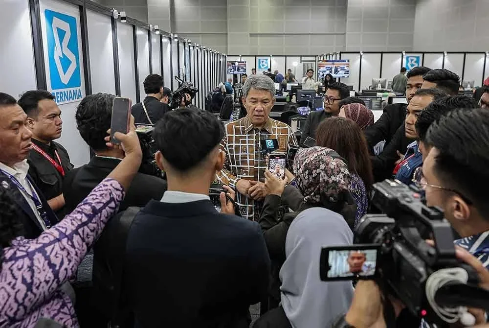 Mohamad bercakap dalam sidang media semasa melawat Pasukan Editorial Bernama di Pusat Media Antarabangsa (IMC) sempena Sidang Kemuncak ASEAN ke-47 yang akan diadakan di Pusat Konvensyen Kuala Lumpur (KLCC), pada Khamis. Foto Bernama