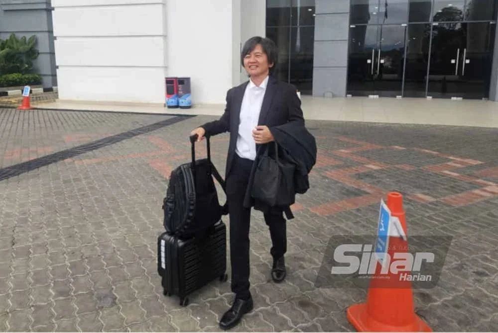 Joan ditemui pemberita di pekarangan Kompleks Mahkamah Kota Kinabalu.