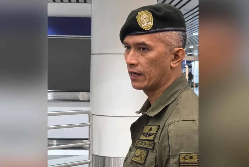 Mohd Shuhaily ketika sidang akhbar di KLIA Terminal 1 pada Khamis.