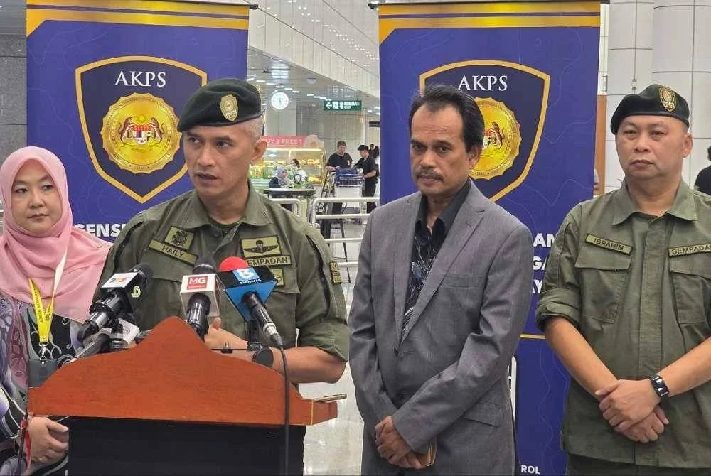 Mohd Shuhaily (dua dari kiri) dalam sidang akhbar di KLIA Terminal 1 pada Khamis.
