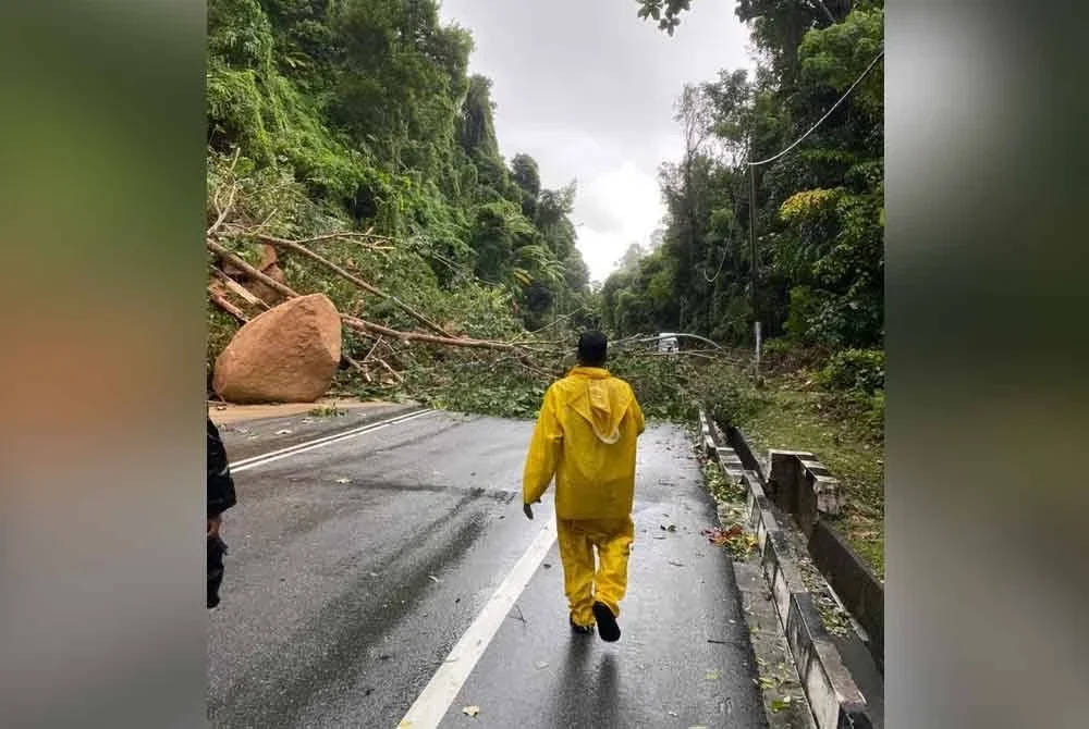 Tanah runtuh berlaku pada jam 5 petang di Balik Pulau.