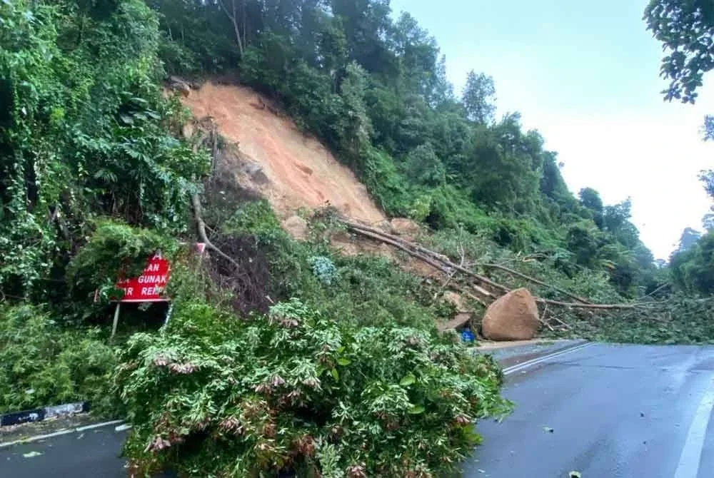 Kejadian berlaku ketika hujan lebat pada petang Khamis.