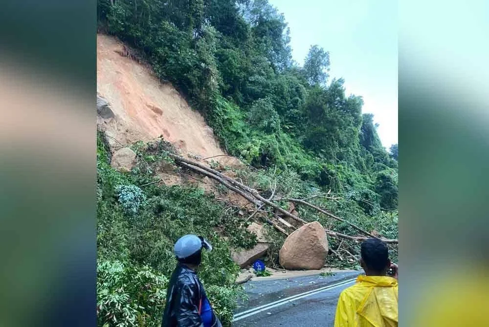 Kejadian itu turut menyebabkan tanah dan pokok dari kawasan bukit runtuh menutupi sebahagian jalan.