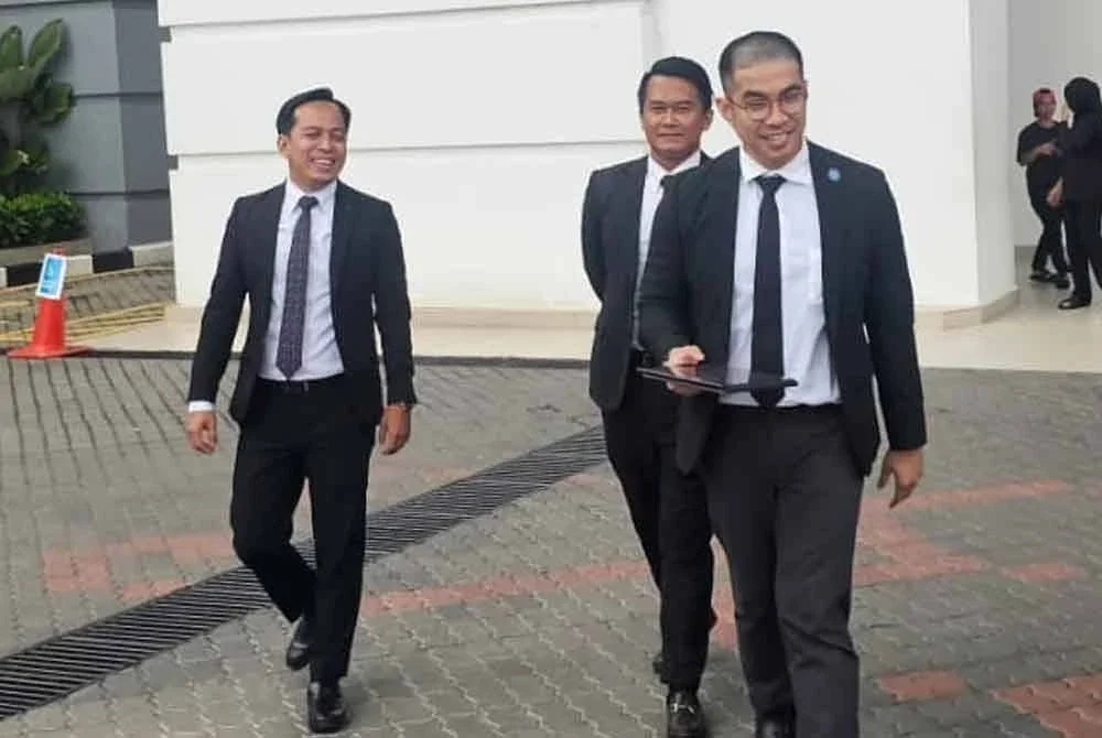 Pasukan guaman mewakili ibu Zara Qairina ketika ditemui pemberita di pekarangan Kompleks Mahkamah Kota Kinabalu pada Khamis.