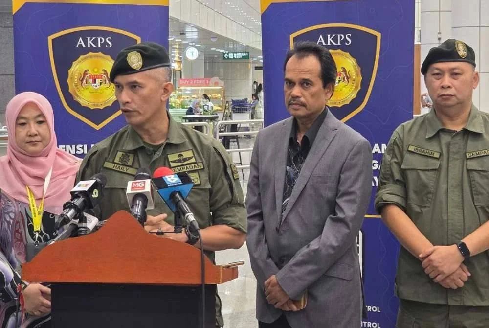 Mohd Shuhaily (dua dari kiri) dalam sidang akhbar di KLIA Terminal 1, Sepang pada Khamis.