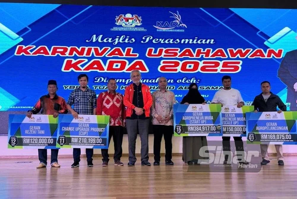 Khalid (empat dari kiri) bergambar bersama penerima geran KADA.