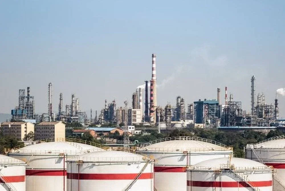 Harga minyak mentah melonjak lebih lima peratus pada Khamis susulan pengumuman sekatan oleh AS terhadap syarikat minyak Rusia. Gambar hiasan