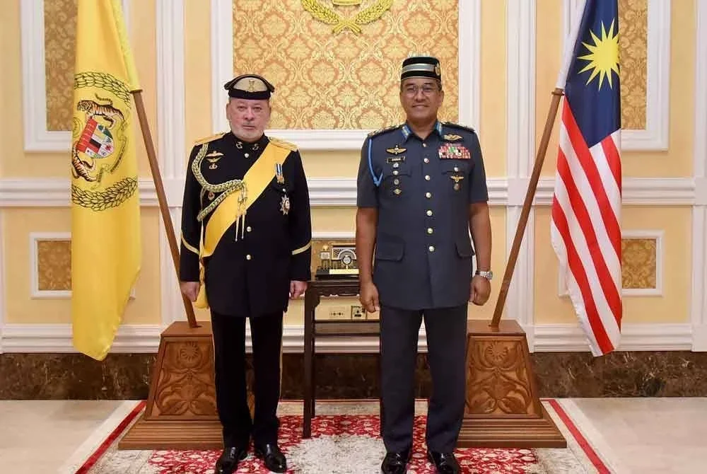 Sultan Ibrahim berkenan menerima mengadap bekas Panglima Tentera Udara Jeneral (B) Tan Sri Mohd Asghar Khan Goriman Khan di Istana Negara, pada Khamis. Foto Facebook Sultan Ibrahim Sultan Iskandar