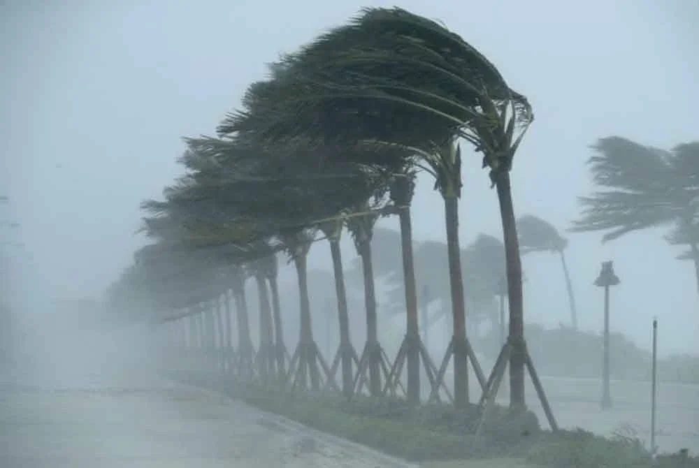 MetMalaysia mengeluarkan amaran ribut petir, hujan lebat dan angin kencang melibatkan beberapa kawasan di Perak, Pahang, Sarawak dan Sabah serta di seluruh Perlis, Kedah, Pulau Pinang dan Labuan hingga jam 1 pagi ini. Gambar hiasan
