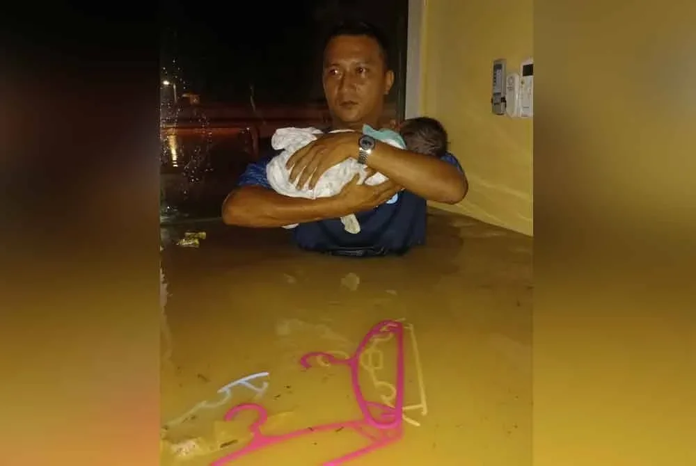 Menerusi perkongsian gambar di media sosial, kelihatan seorang lelaki menggendong tinggi bayi kecil sambil bergelut menyelamatkan diri dan ahli keluarga. Foto media sosial
