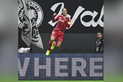 Van Dijk ketuai kebangkitan Liverpool di Frankfurt pada Khamis. Foto AGENSI