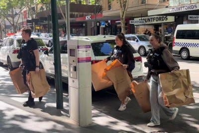 Polis merampas 43 patung Labubu dipercayai dicuri suspek di Australia. Foto Agensi