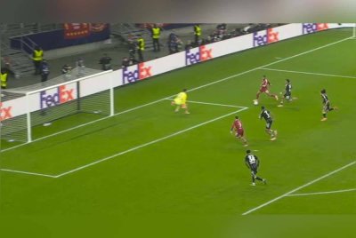 Salah enggan melakukan hantaran kepada Wirtz yang menyaksikan percubaannya diselamatkan penjaga gol Eintracht Frankfurt dalam aksi Liga Juara-Juara pada awal pagi Khamis. Foto Agensi