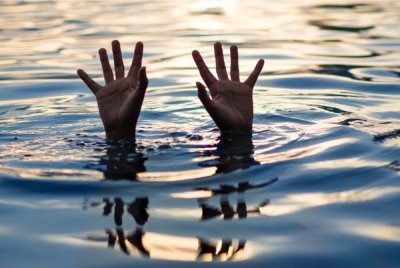 Kedua-dua mangsa yang lemas diselamatkan oleh orang ramai menggunakan ski jet dan dibawa ke tepi pantai. Foto hiasan