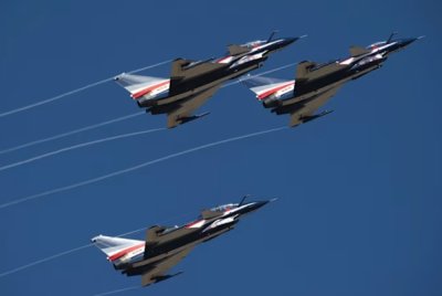 Pesawat J-10 milik Tentera Udara Pembebasan Rakyat China (PLAAF) terbang dalam formasi rapat pada 24 November 2015. Foto AFP