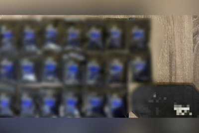 Antara peket berwarna hitam dipercayai mengandungi dadah jenis ekstasi yang berjaya dirampas daripada seorang lelaki ditepi Jalan Raja Udang, Taman Sam Hoe, Kluang. Foto IPD Kluang