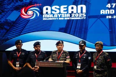 Mohd Khalid (tengah) mengadakan sidang akhbar selepas menghadiri raptai delegasi menjelang penganjuran Sidang Kemuncak ASEAN ke-47. Foto Bernama