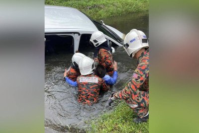 Anggota bomba mengambil masa kurang daripada 10 minit untuk mengeluarkan mangsa yang tersepit dalam kenderaannya dalam kemalangan di Jalan Ladang Victoria, Nibong Tebal pada Khamis.
