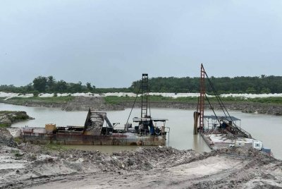 Sebuah kuari bijih timah di Kampar digempur selepas dikesan menjalankan operasi secara haram tanpa permit di Kampar.