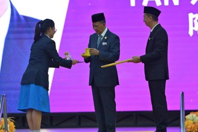 Sultan Sallehuddin berkenan menyampaikan anugerah kepada pelajar cemerlang di Sekolah Menengah Kebangsaan Keat Hwa, Alor Setar pada Khamis.