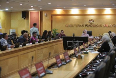 Fadhlina ketika sesi pertemuan bersama editor kanan media di Putrajaya pada Khamis.