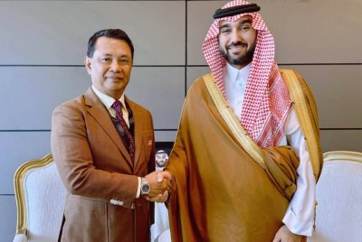 Norza (kiri) menerima ucapan tahniah ketika mengadap Putera Abdulaziz sempena Sukan Asia Remaja (AYG) Ketiga 2025 di Manama, Bahrain.
