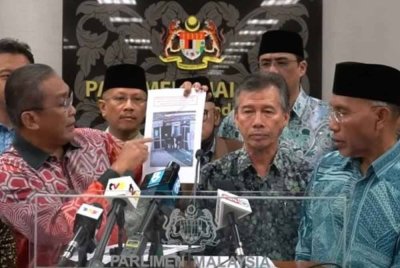 Takiyuddin menunjukkan rakaman pergerakan beberapa individu yang didakwa mencurigakan di Masjid Rusila, Marang.