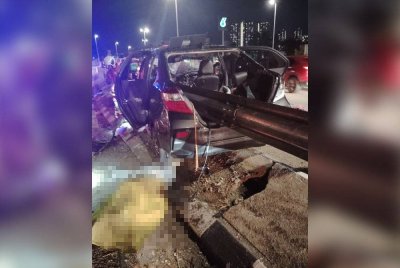 Seorang wanita maut manakala abangnya cedera selepas kereta dinaiki terbabas sebelum melanggar penghadang besi di Kilometer 28.7 Lebuhraya Damansara-Puchong pada Rabu.