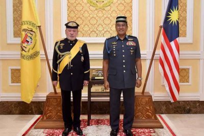 Sultan Ibrahim berkenan menerima mengadap bekas Panglima Tentera Udara Jeneral (B) Tan Sri Mohd Asghar Khan Goriman Khan di Istana Negara, pada Khamis. Foto Facebook Sultan Ibrahim Sultan Iskandar