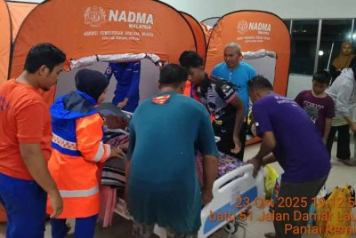 Tiga PPS dibuka bagi menempatkan 180 mangsa daripada 44 keluarga setakat jam 9 malam ini. Foto APM Perak